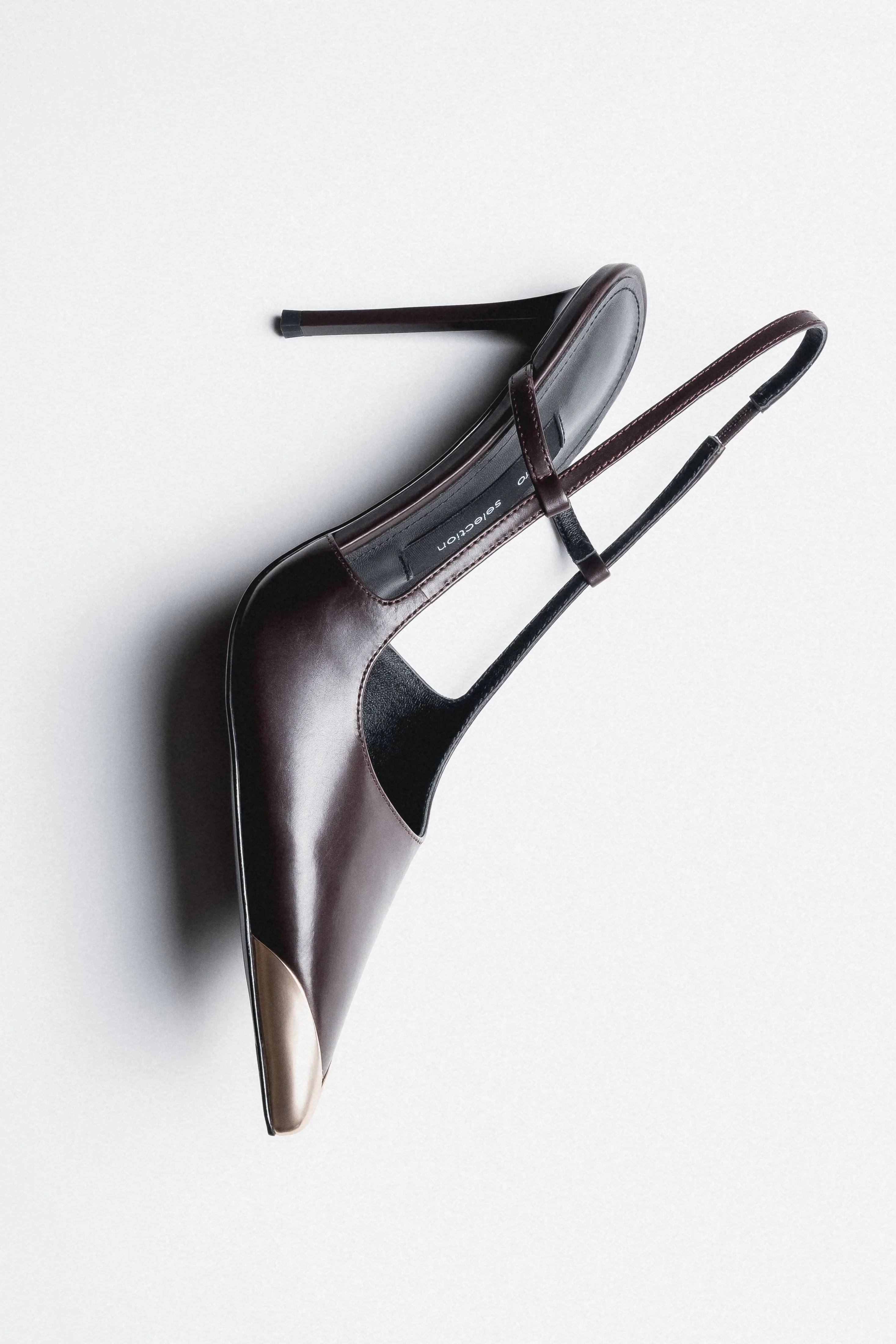 Ciemnobrązowe skórzane czółenka typu slingback w szpic ze złotym noskiem Estro Selection ER00119237 - Image 4