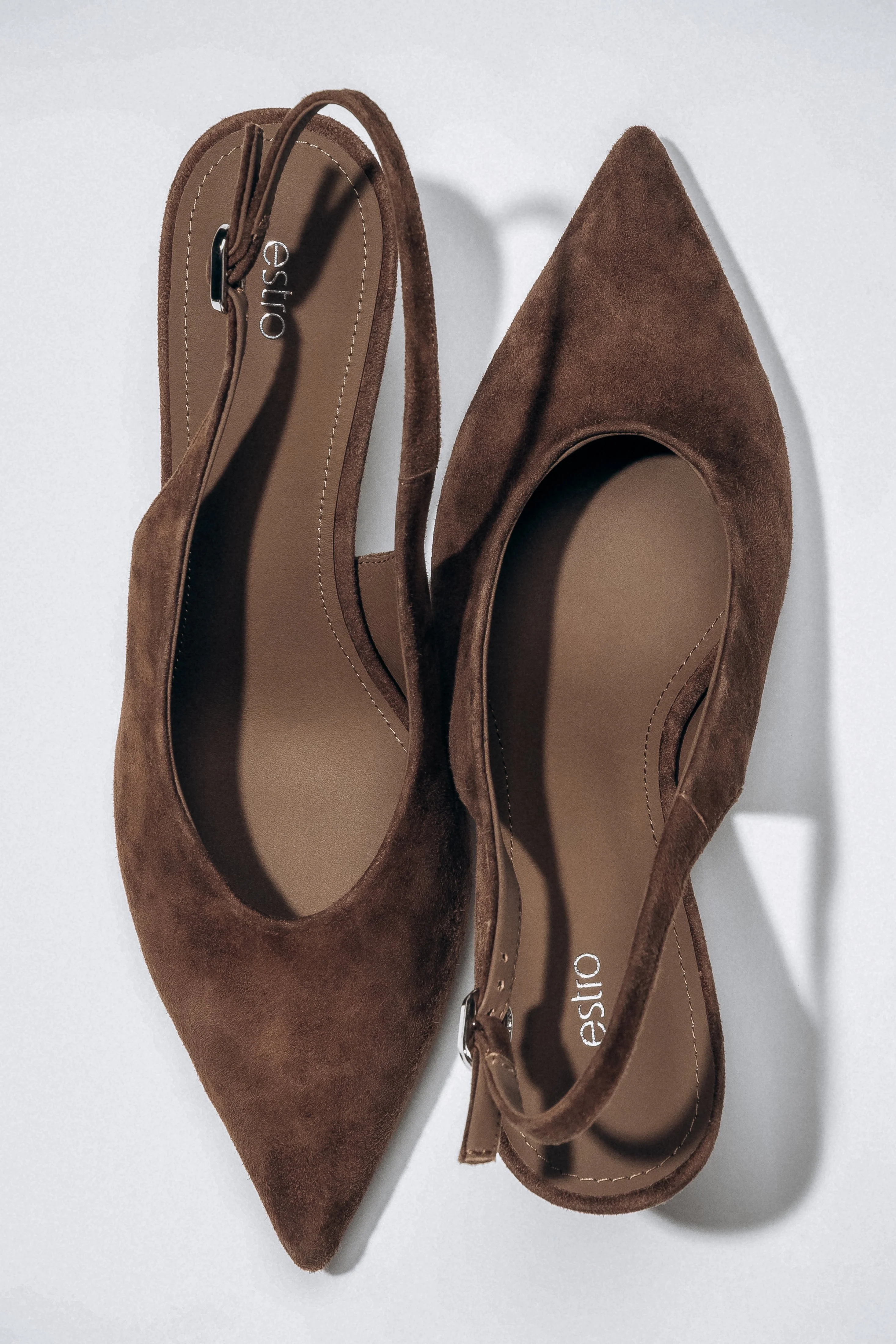 Ciemnobrązowe welurowe czółenka damskie typu slingback na obcasie Estro ER00119044