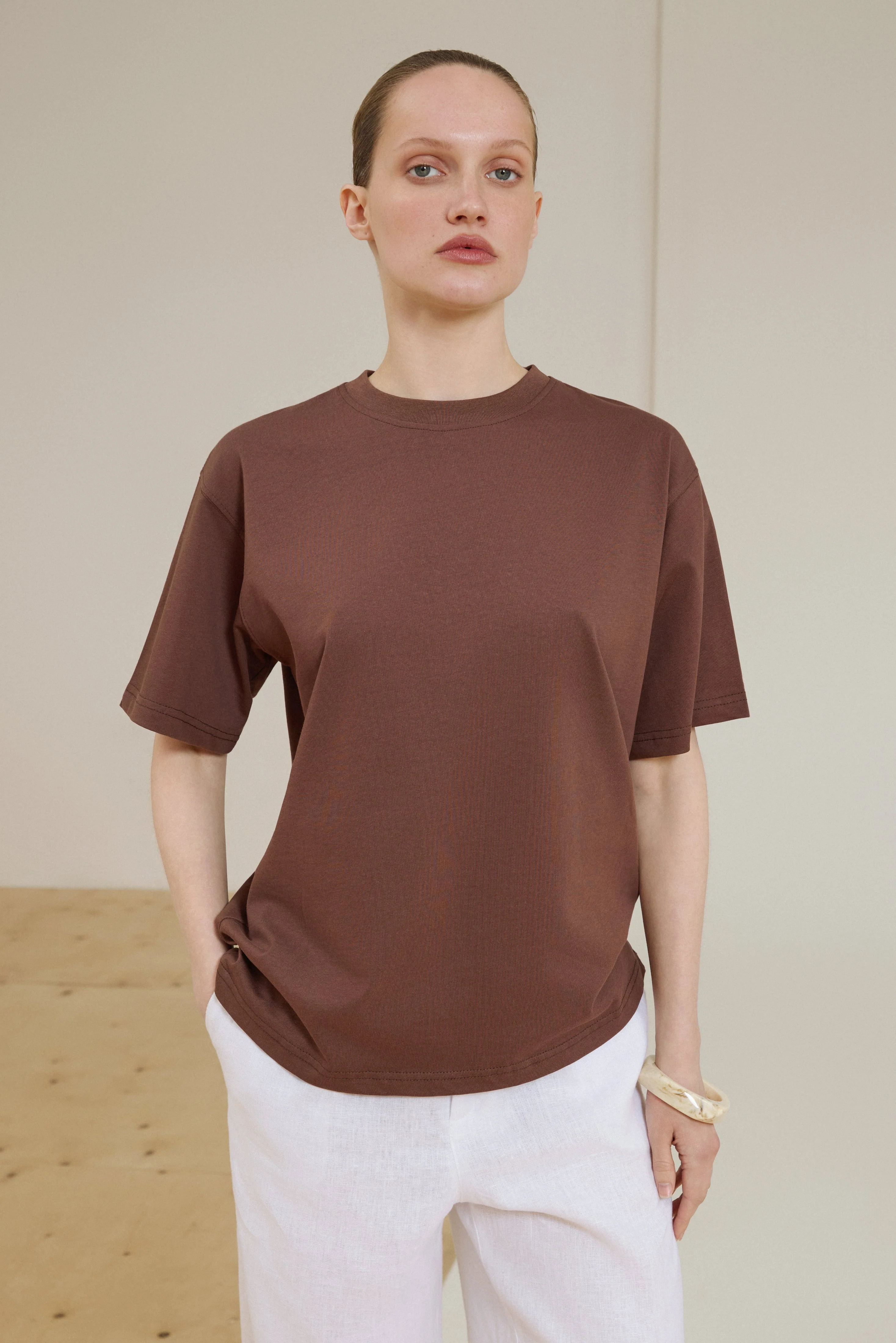 Ciemnobrązowy bawełniany T-shirt damski z obniżoną linią ramion o pudełkowym kroju Estro ER00119731 - Image 3