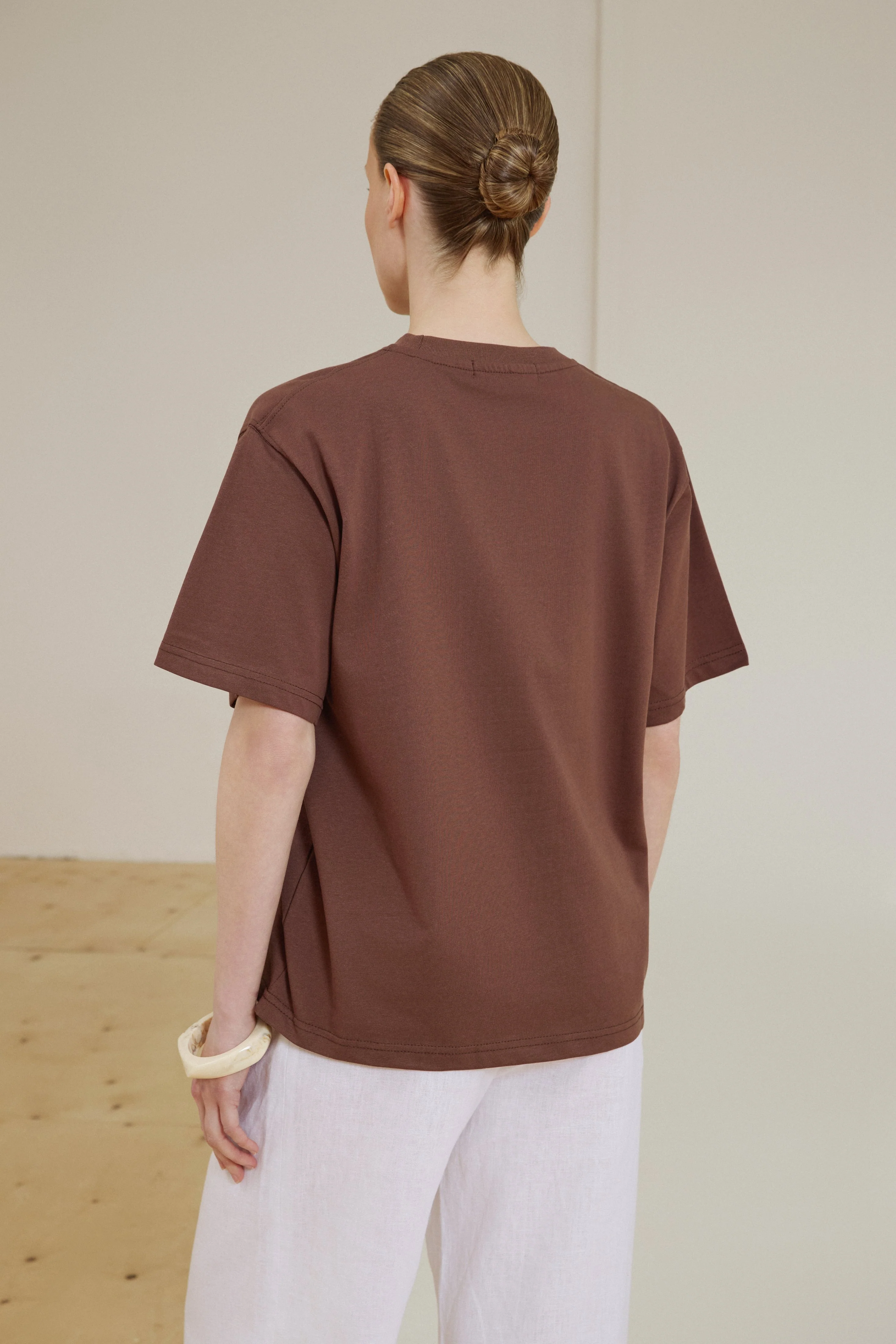 Ciemnobrązowy bawełniany T-shirt damski z obniżoną linią ramion o pudełkowym kroju Estro ER00119731 - Image 4