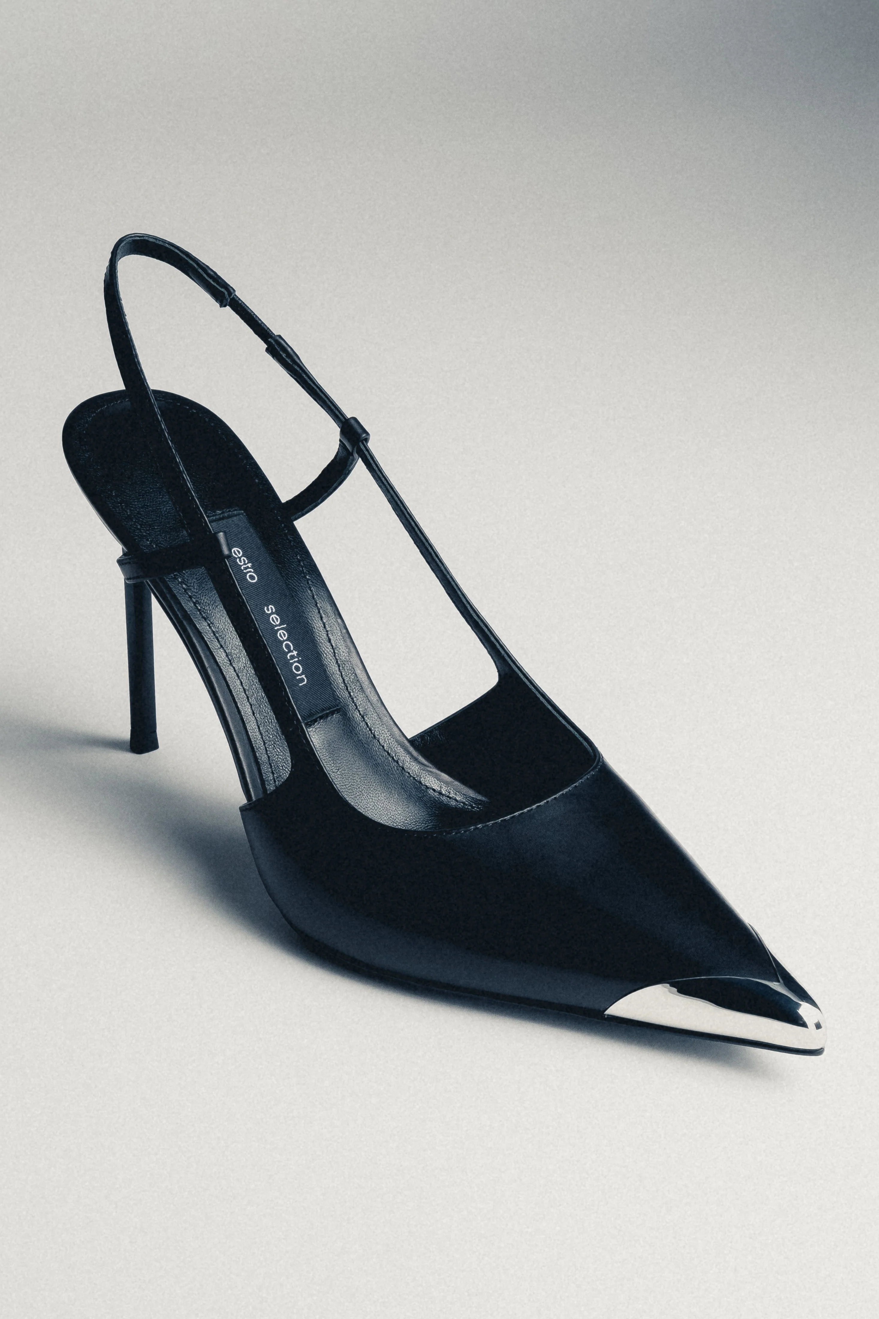 Czarne skórzane czółenka typu slingback w szpic ze srebrnym noskiem Estro Selection ER00119236 - Image 3
