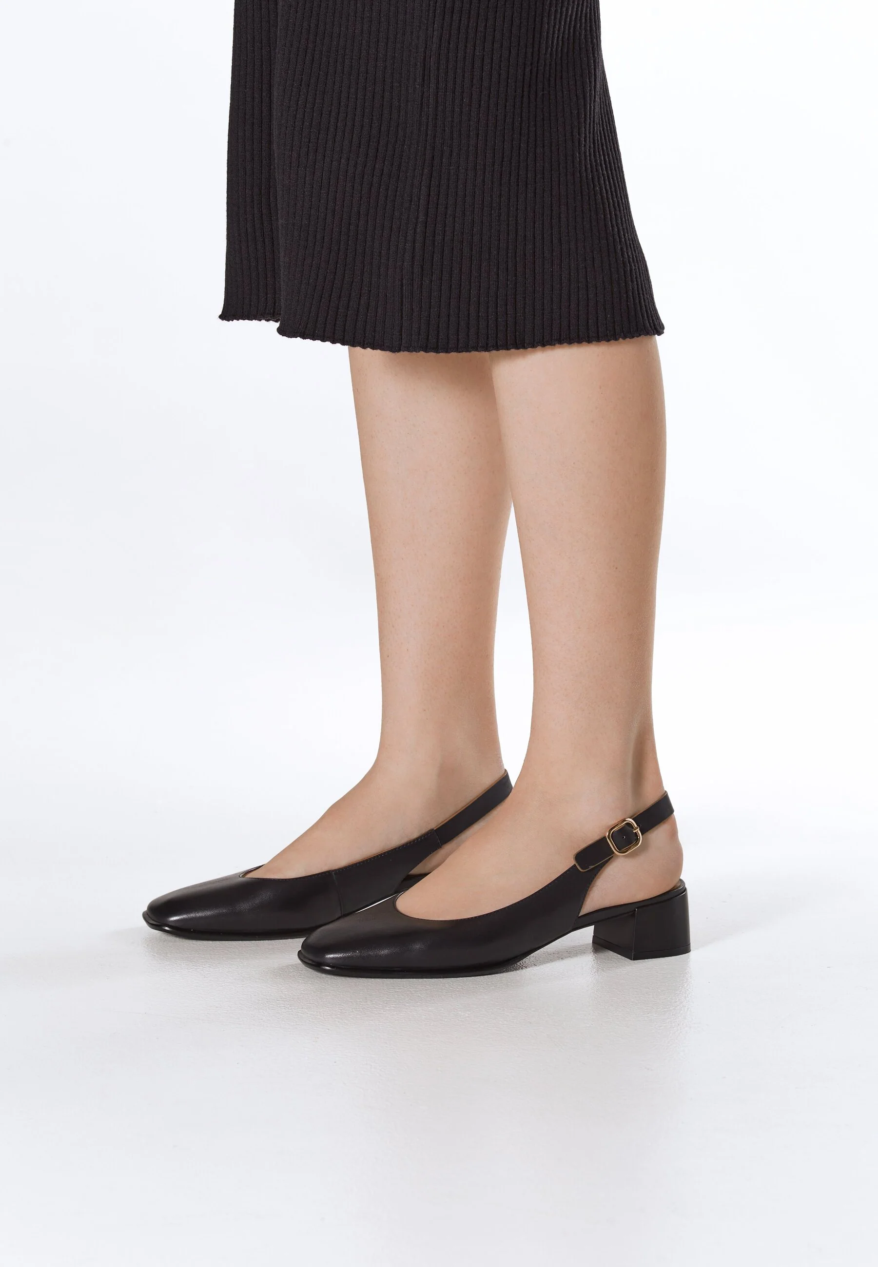 Czarne czółenka damskie typu slingback na niskim obcasie Estro ER00116971