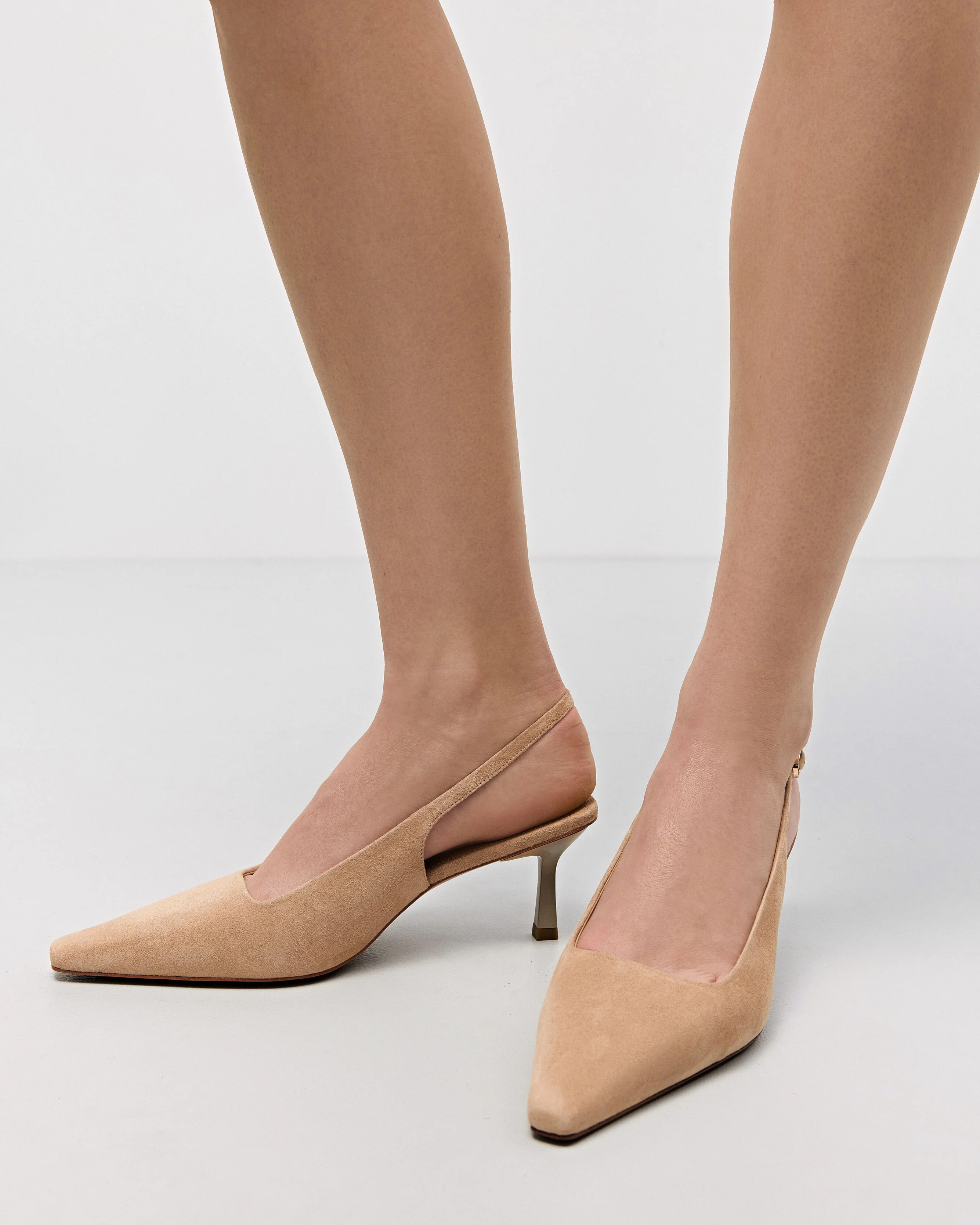 Beżowe welurowe czółenka damskie typu slingback na niskim obcasie Estro ER00117228 - Image 2