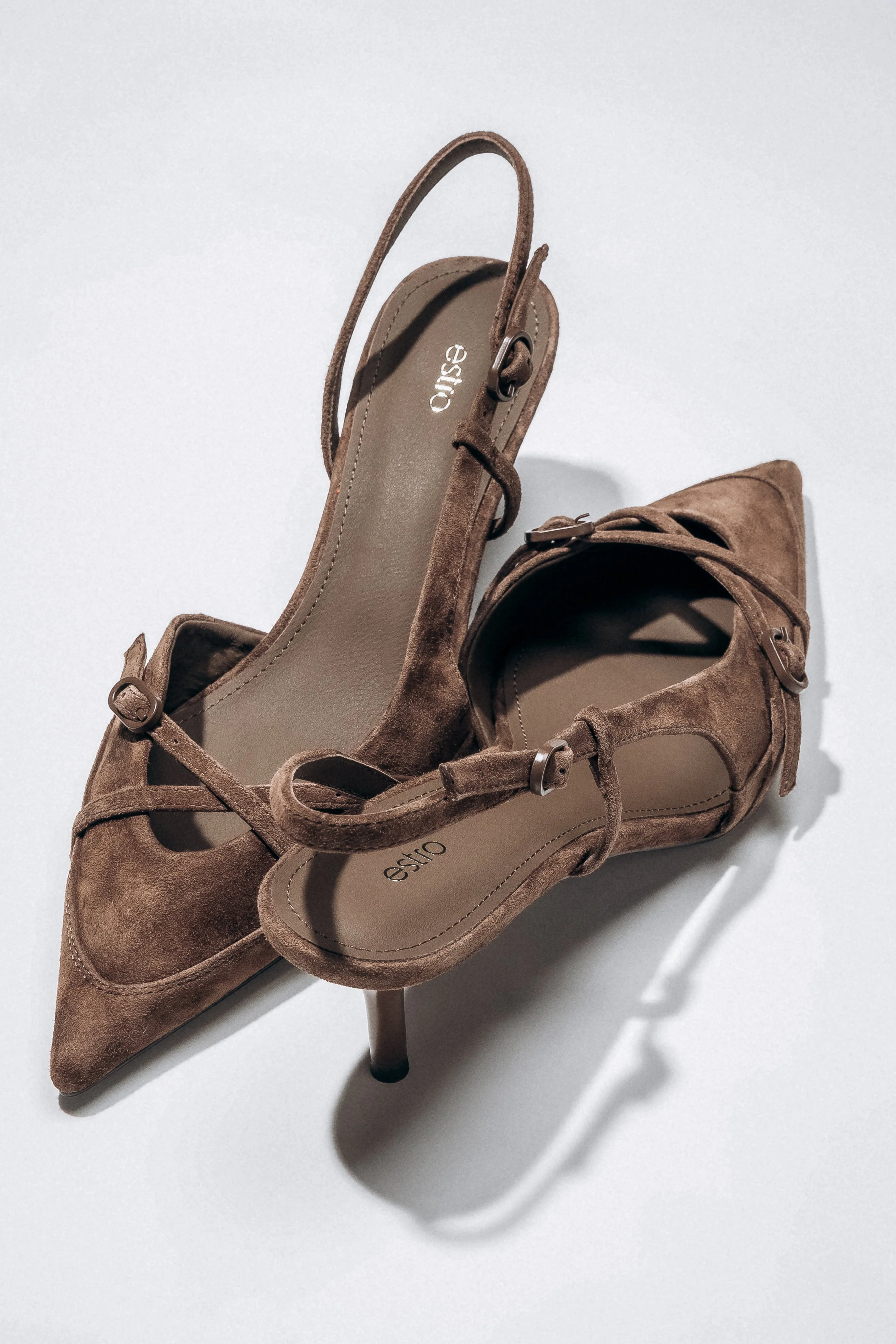 Ciemnobrązowe welurowe czółenka typu slingback na niskim obcasie Estro ER00119043