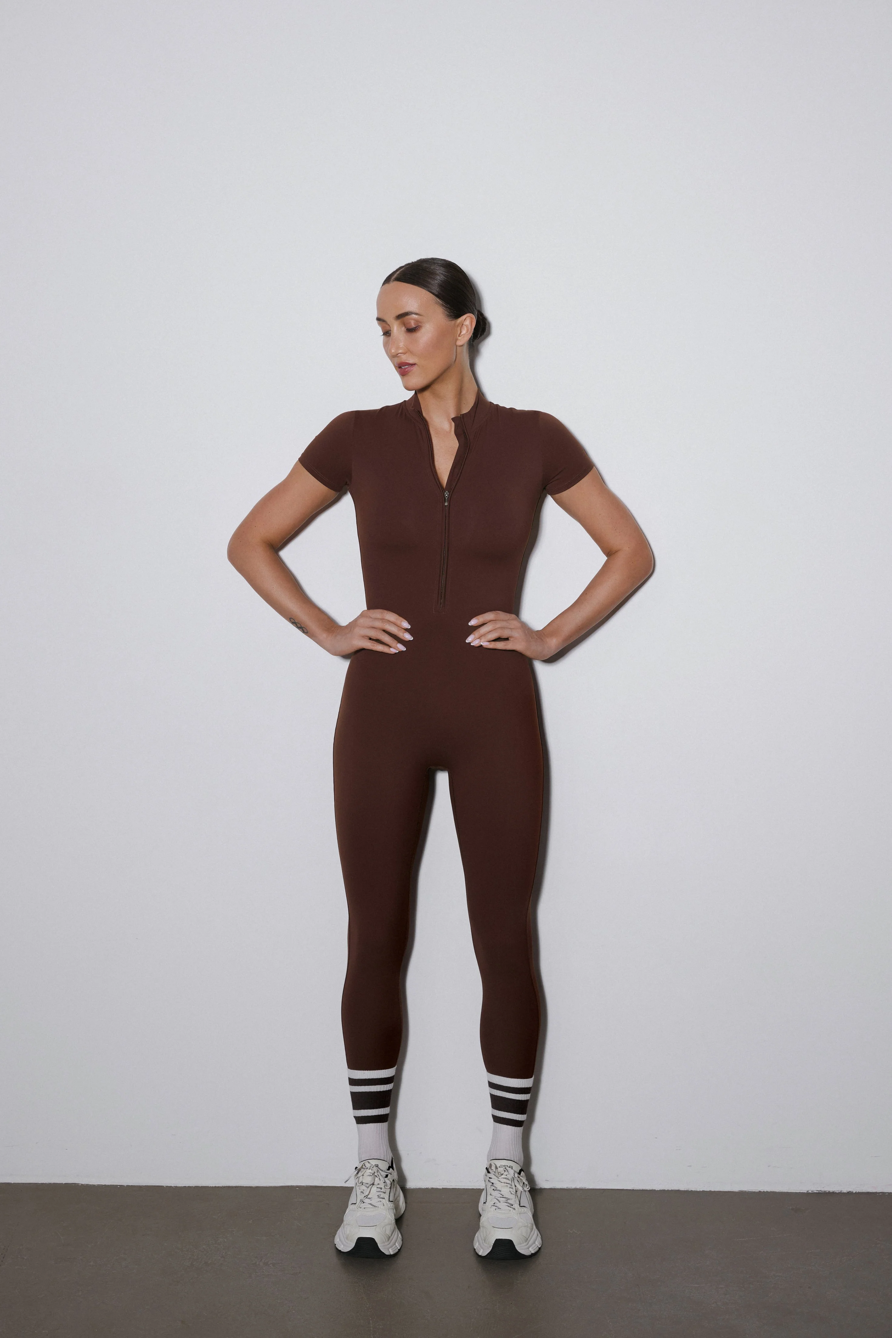 Ciemnobrązowy sportowy kombinezon damski slim fit z krótkim rękawem Estro ER00119503 - Image 3