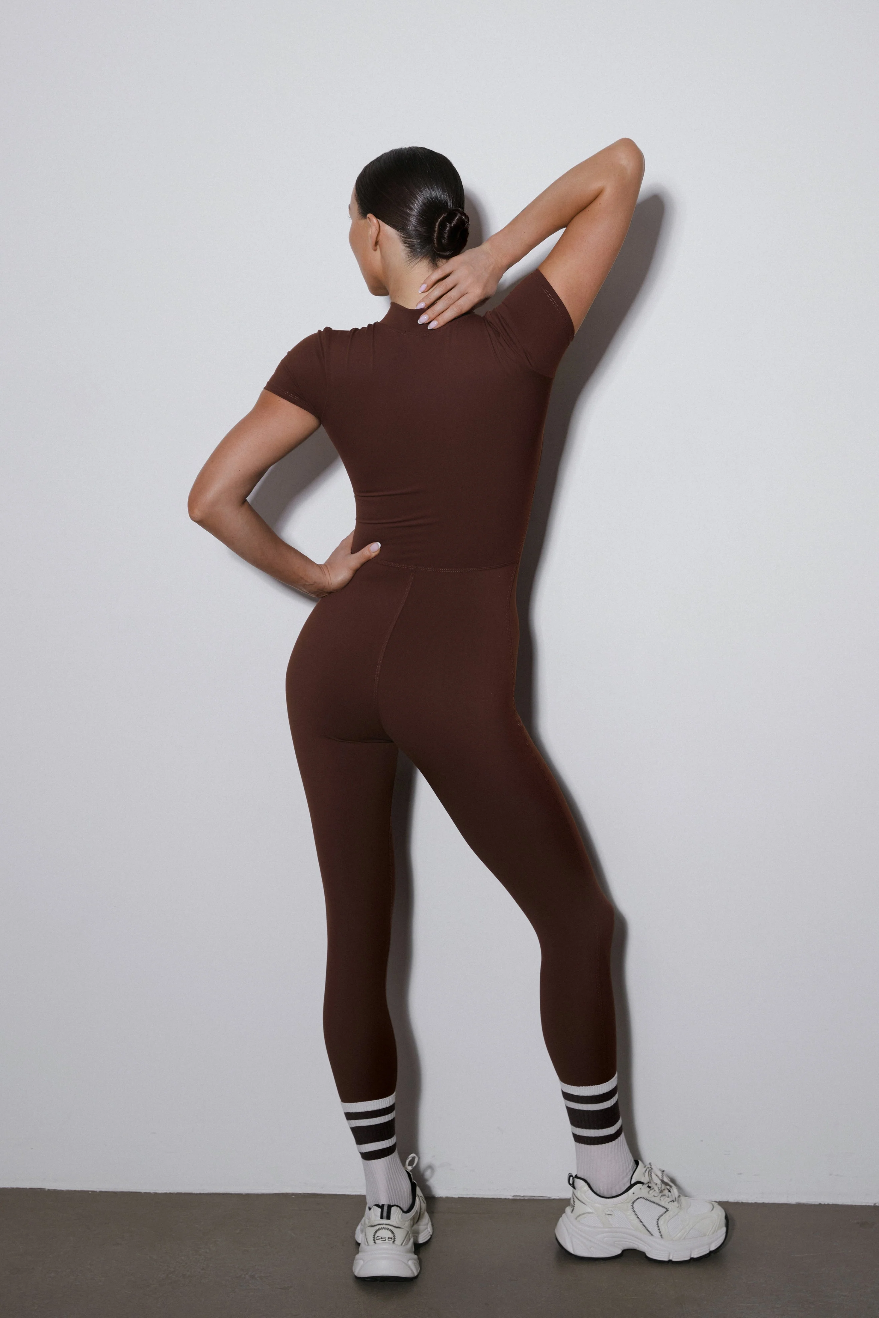 Ciemnobrązowy sportowy kombinezon damski slim fit z krótkim rękawem Estro ER00119503 - Image 5