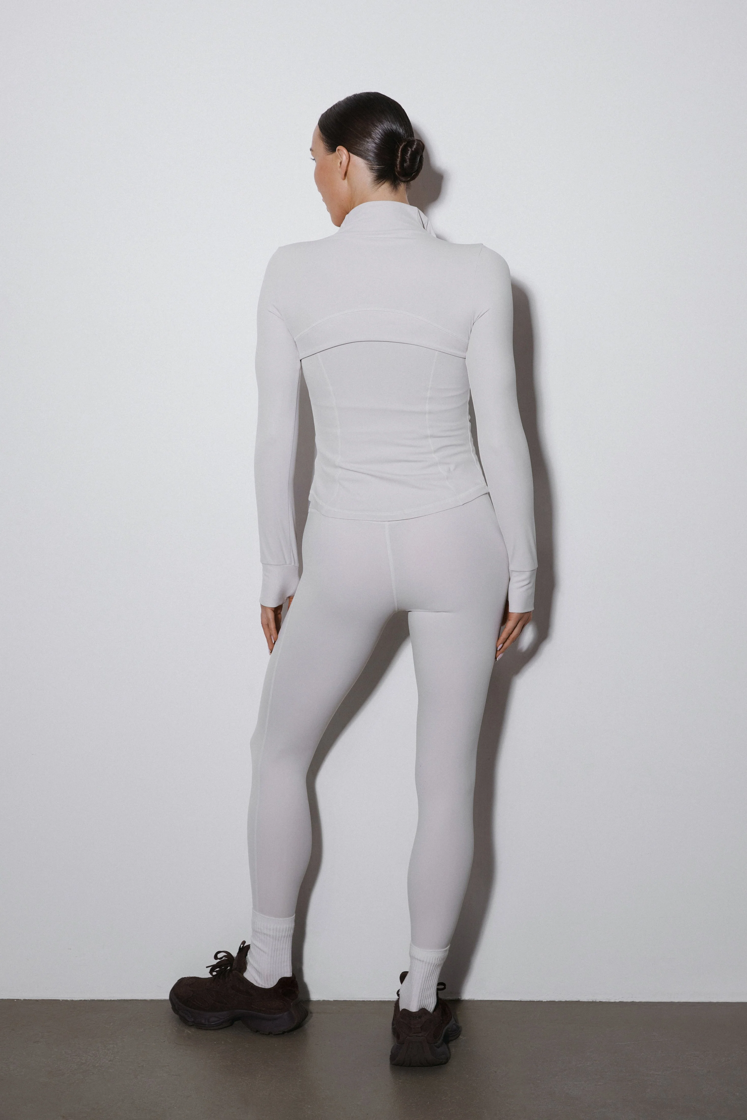 Mlecznobeżowy komplet dresowy: bluza ze stójką i spodnie slim fit Estro ER00119507 - Image 6