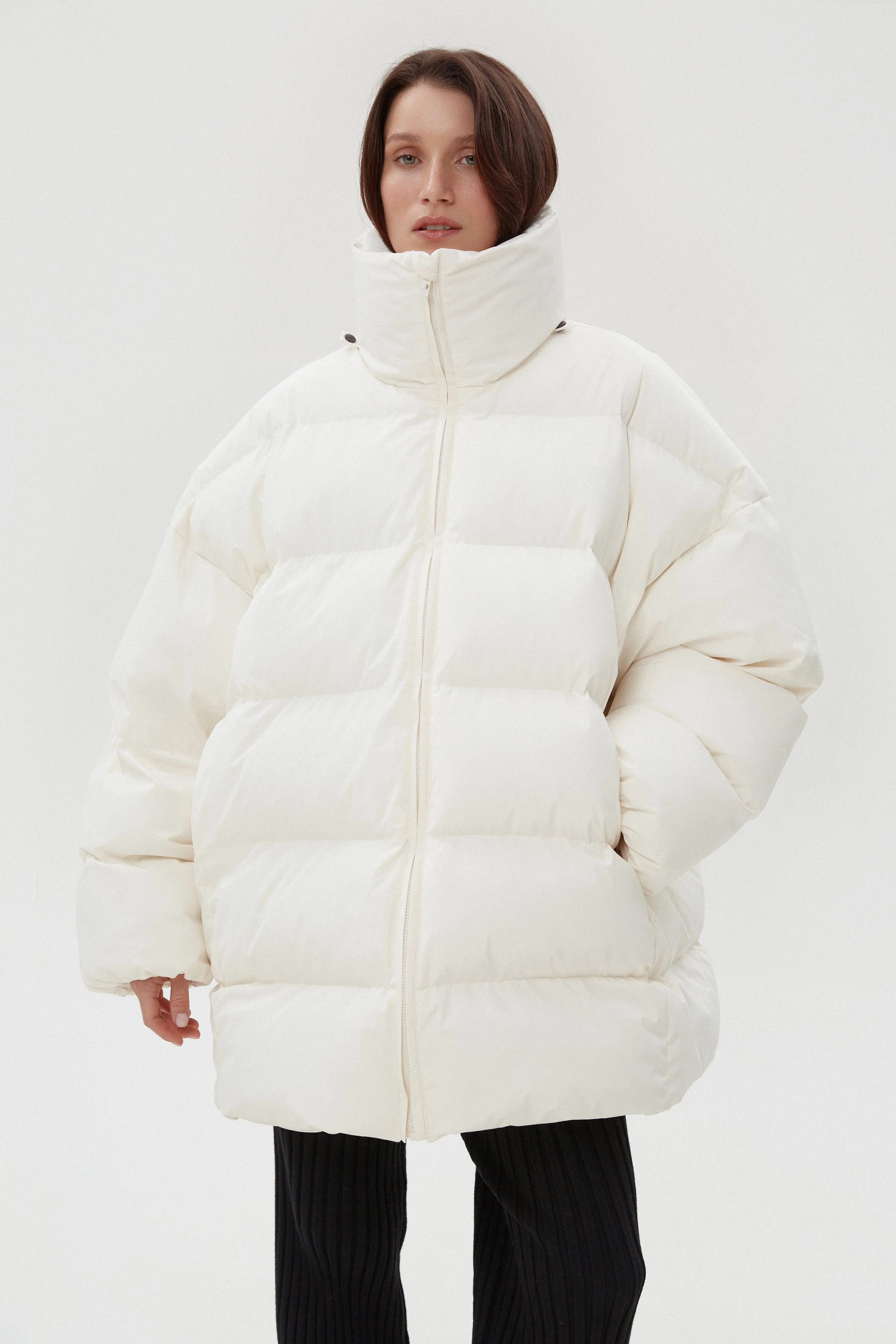 Jasnobeżowa pikowana kurtka damska oversize typu puffer z wysokim kołnierzem Estro ER00116216 - Image 4