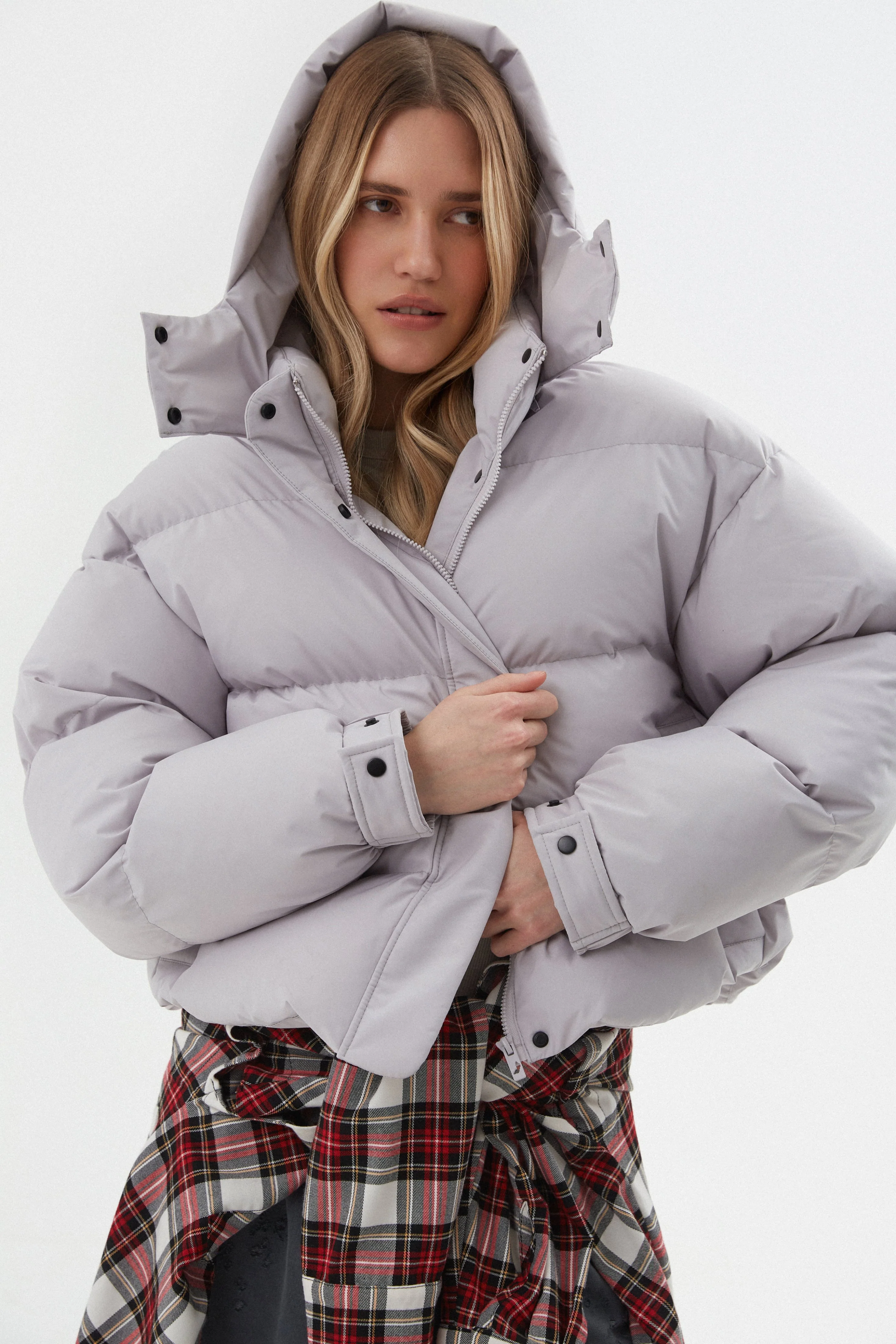Szara kurtka damska puffer z odpinanym kapturem Estro ER00114589 - Image 3
