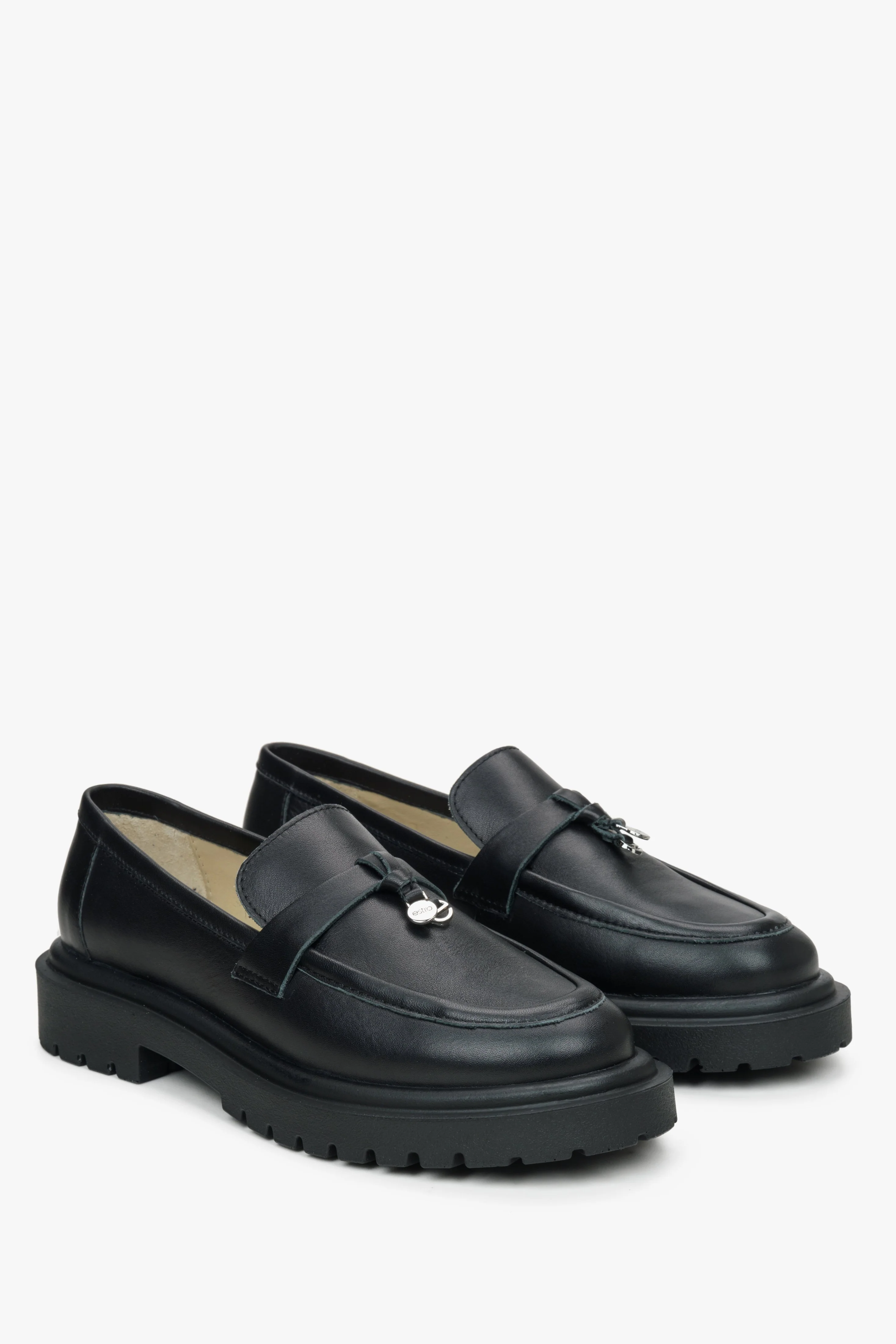 Czarne loafersy damskie z włoskiej skóry naturalnej z chwostem Estro ER00114897