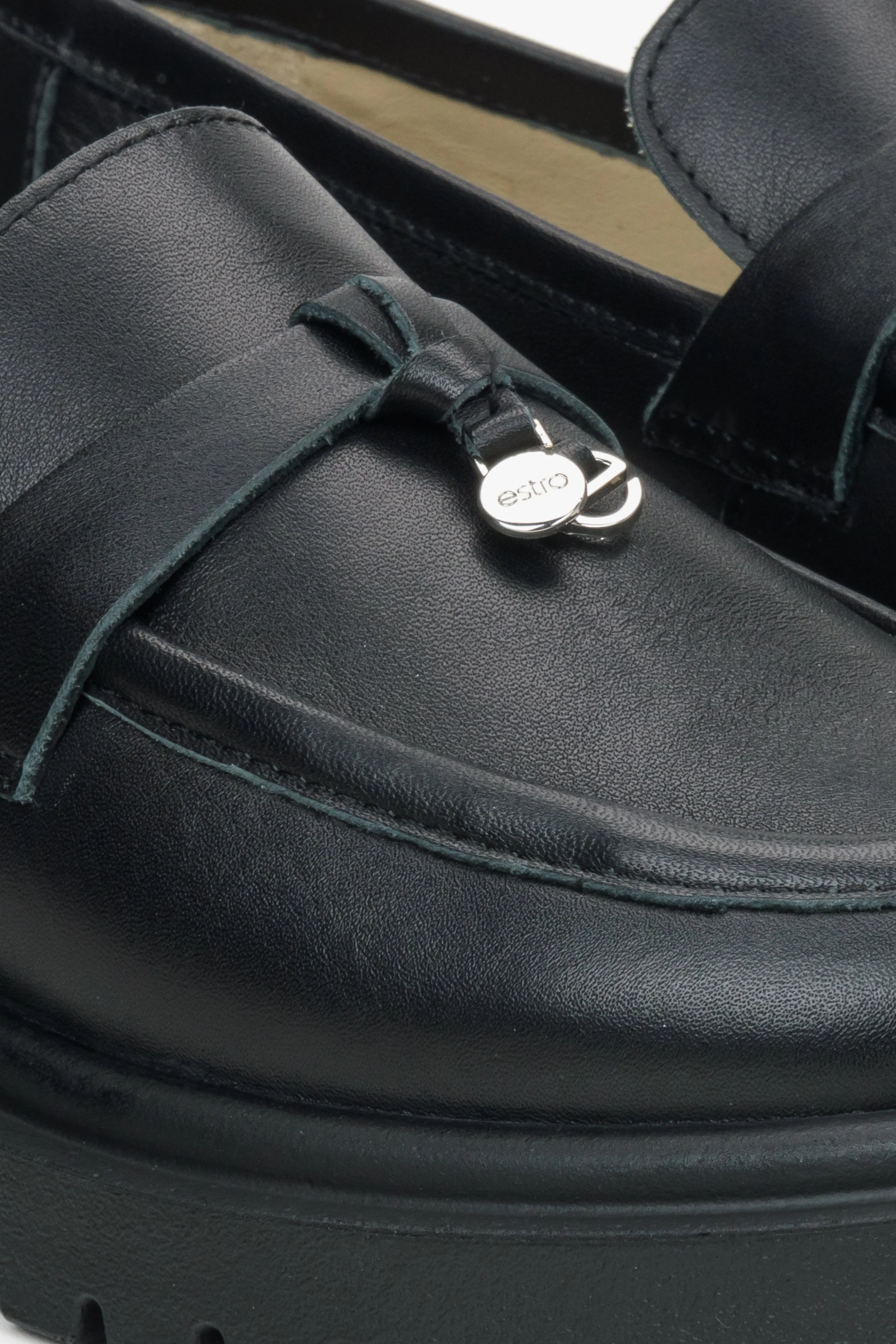 Czarne loafersy damskie z włoskiej skóry naturalnej z chwostem Estro ER00114897 - Image 6