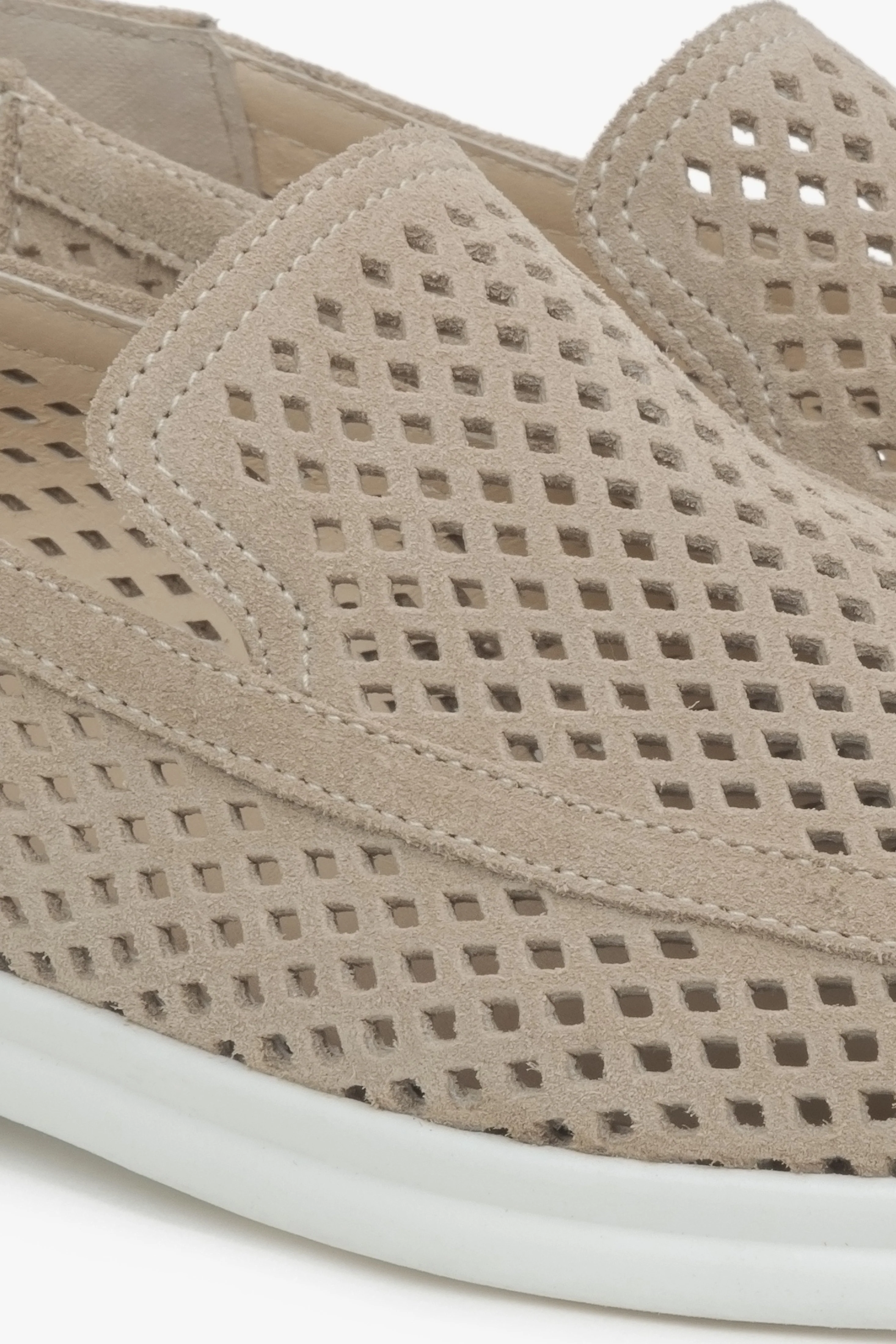 Beżowe loafersy damskie z włoskiego weluru Premium z perforacją ER00117585 - Image 6