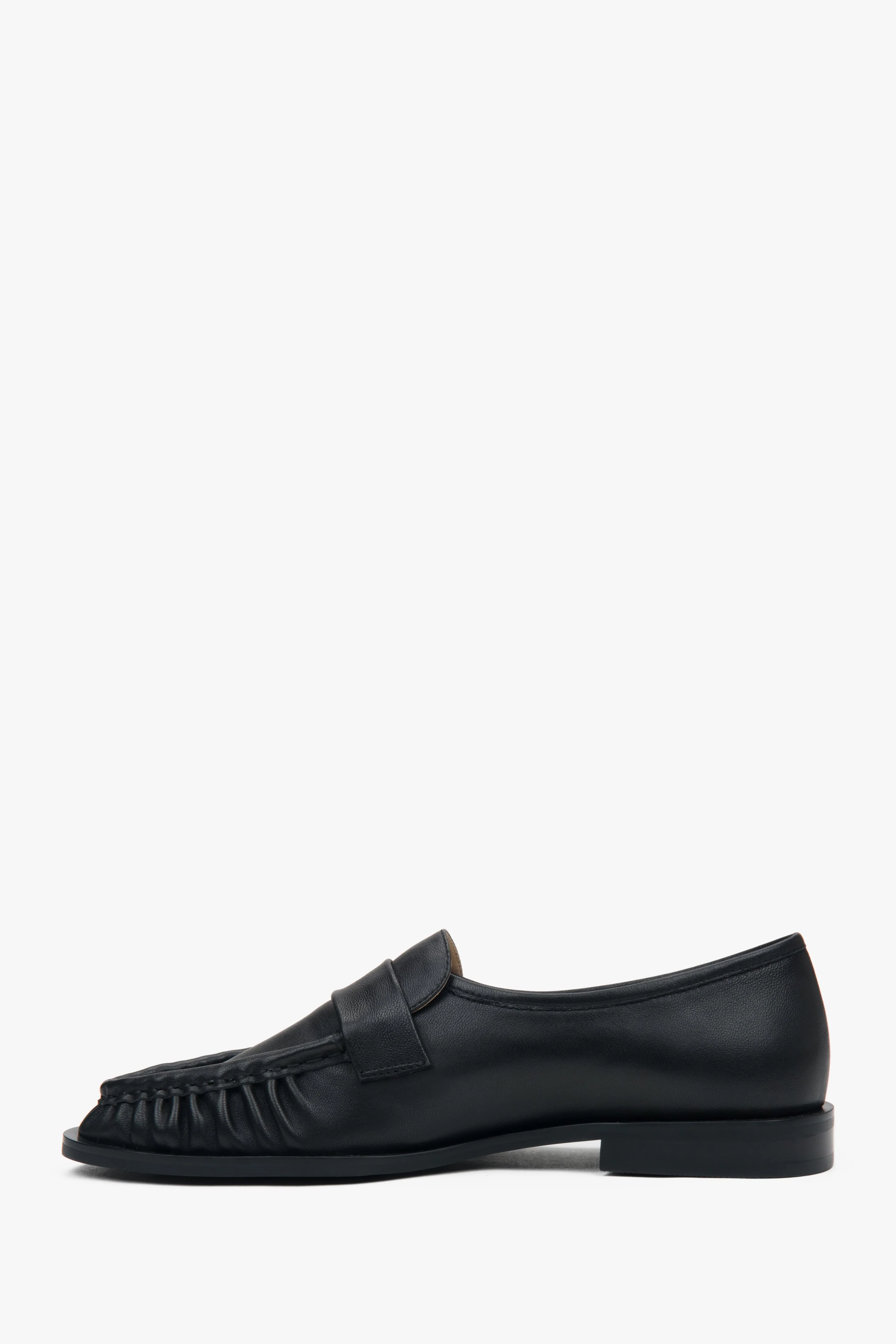 Czarne loafersy damskie ze skóry naturalnej z ozdobnym marszczeniem Estro ER00117193 - Image 3