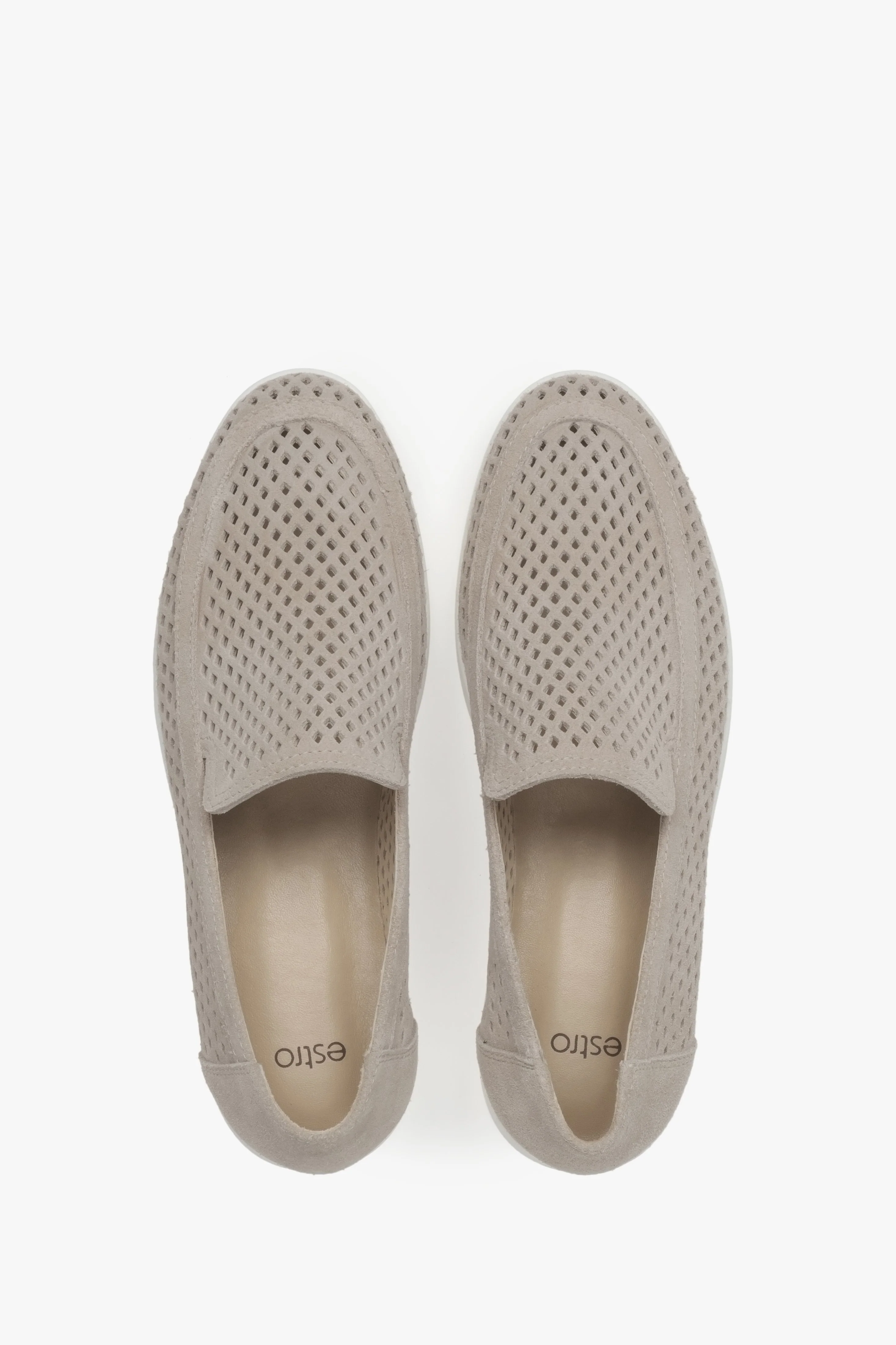 Jasnobeżowe loafersy damskie z włoskiego weluru Premium z perforacją Estro ER00117584 - Image 4