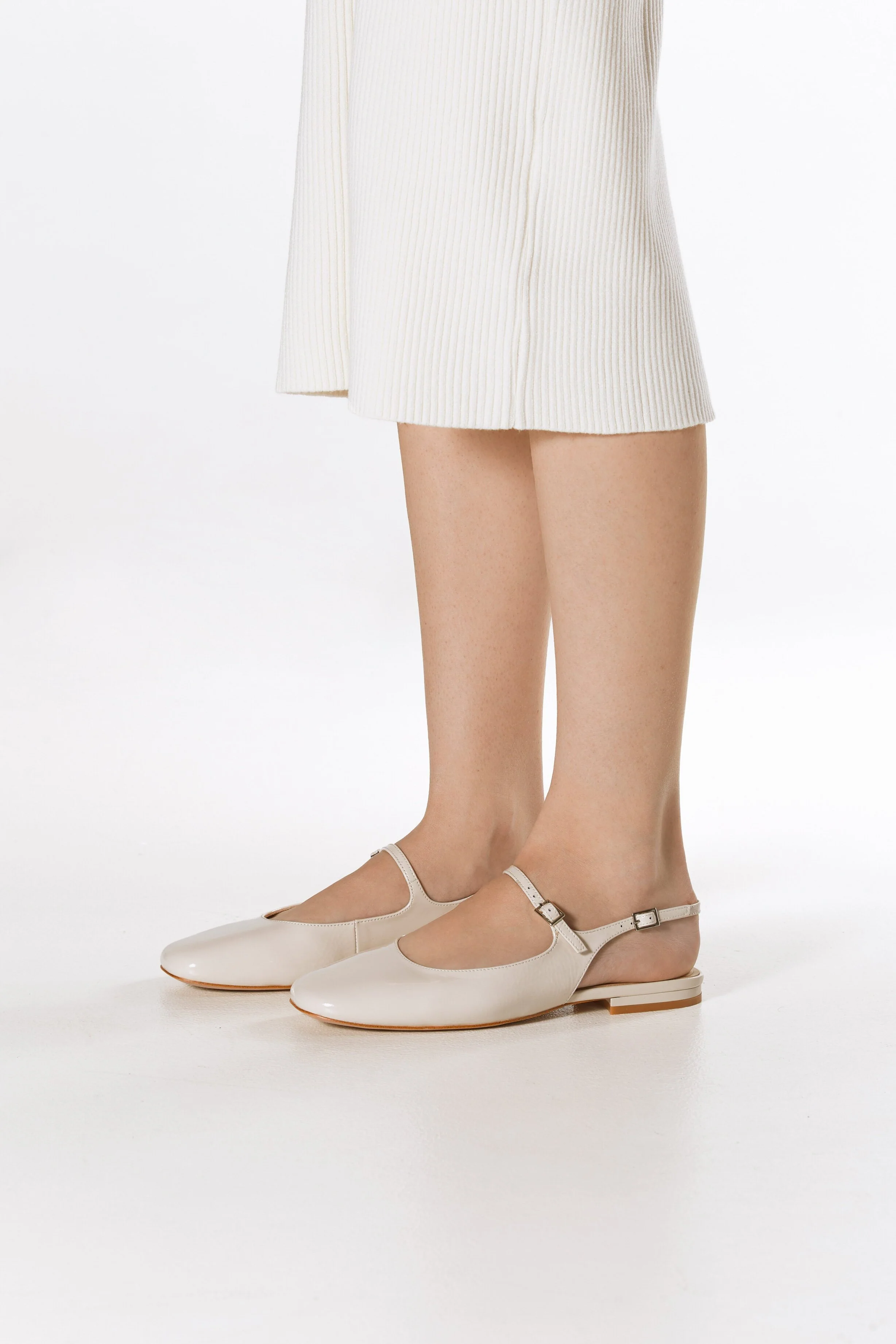 Jasnobeżowe sandały damskie na płaskim obcasie typy slingback Estro ER00117174