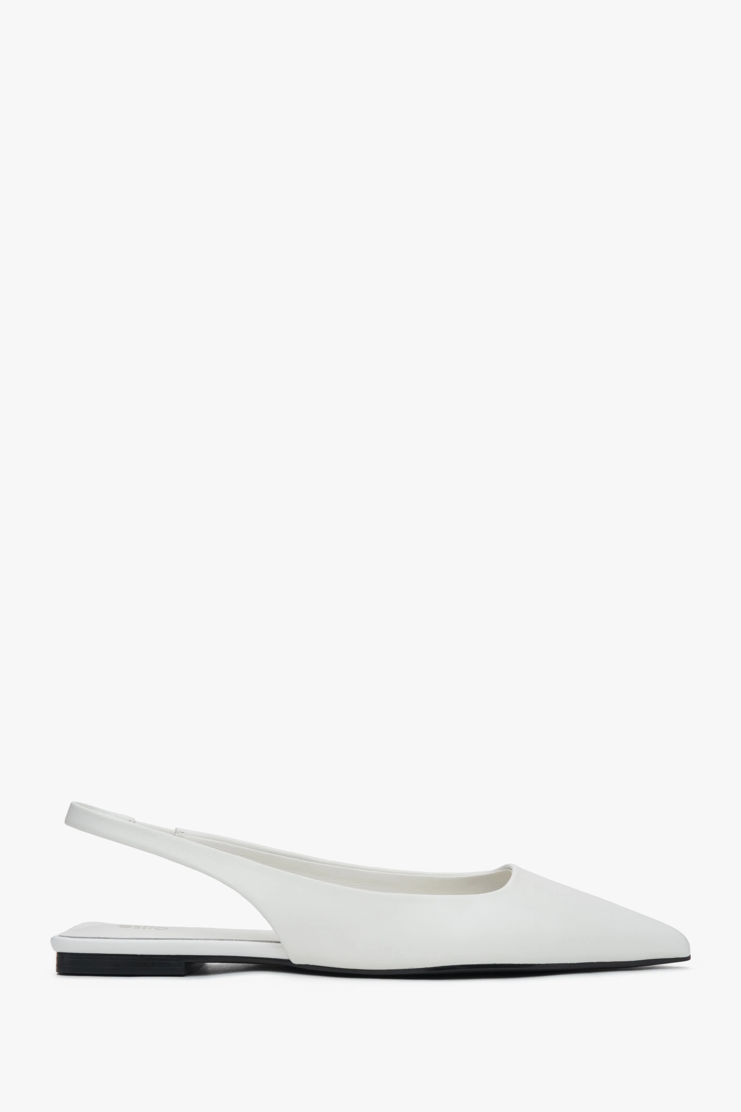 Białe sandały damskie typu slingback na płaskim obcasie z czubkiem w szpic Estro ER00117211