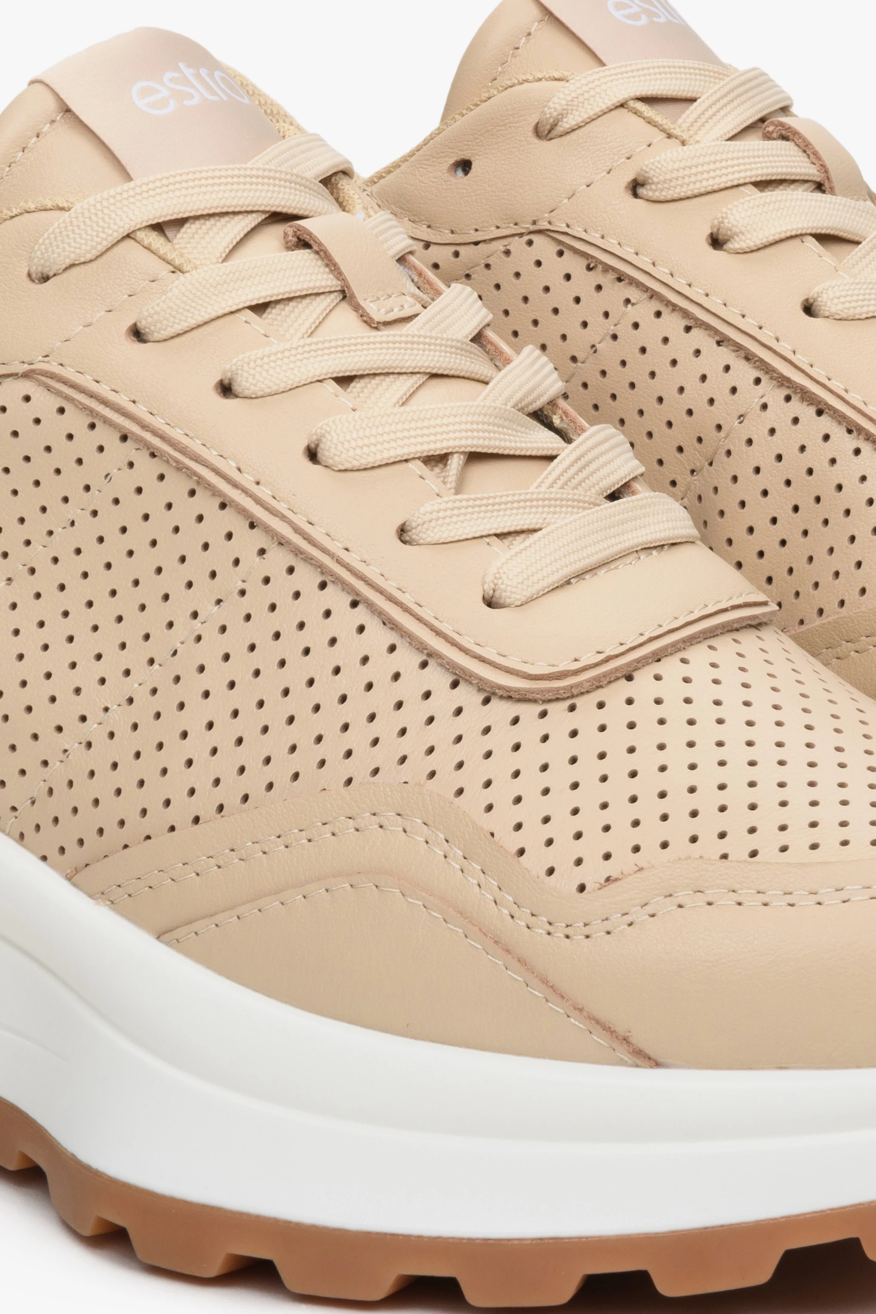 Beżowe skórzane sneakersy damskie z perforacją na lato Estro ER00112715 - Image 6