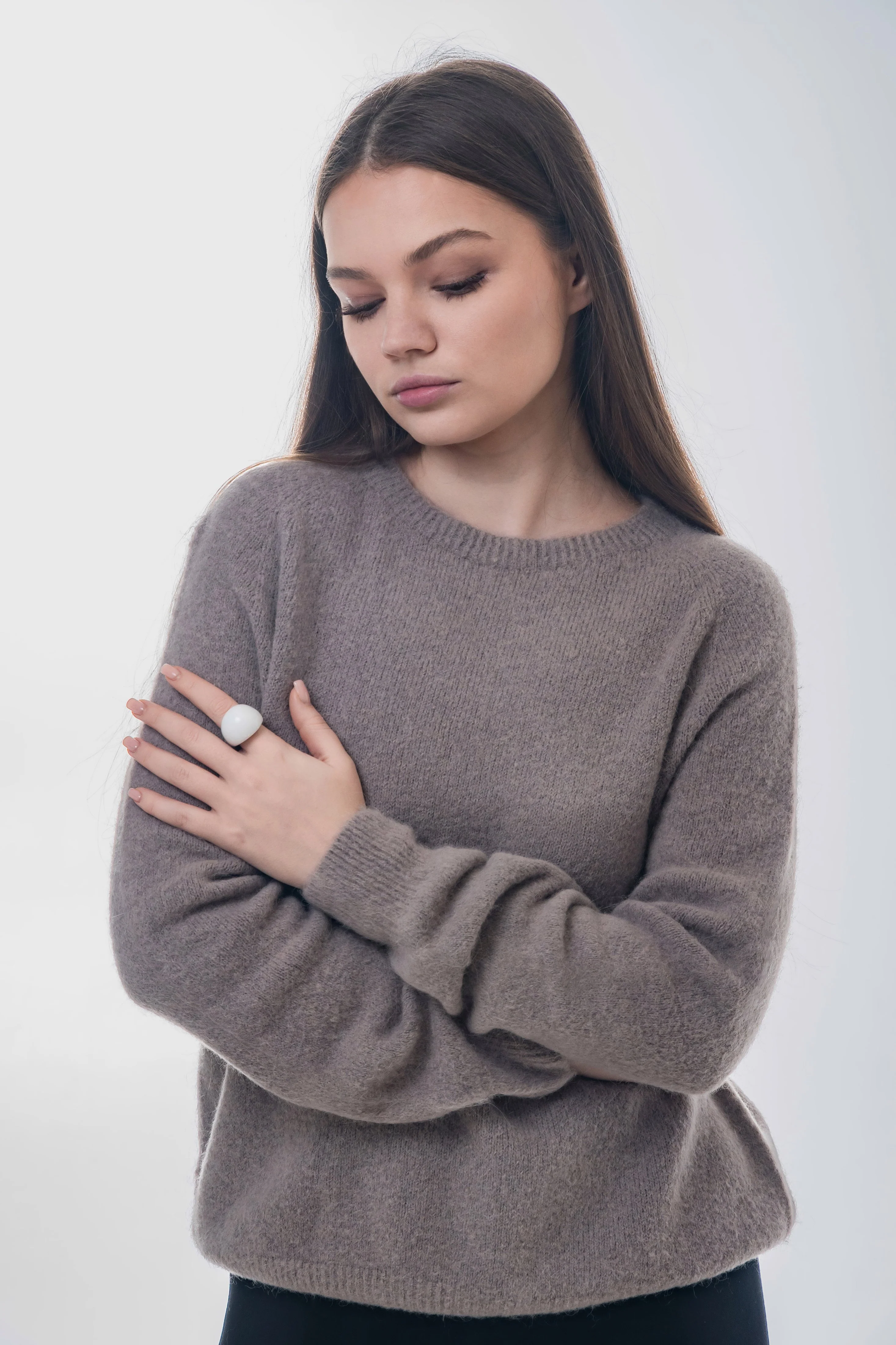 Sweter damski z dodatkiem wełny z alpaki w kolorze taupe Estro ER00118756