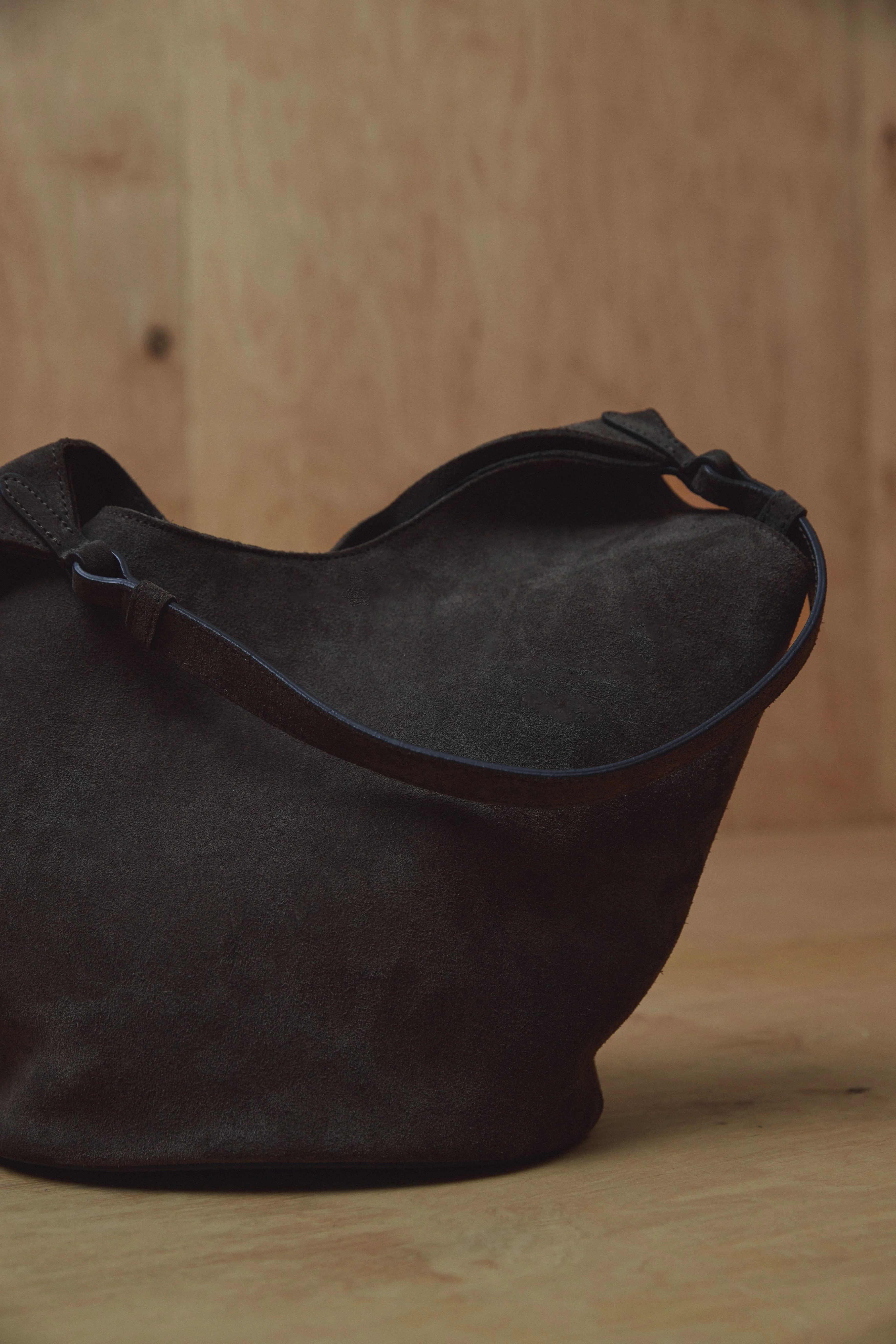 Ciemnobrązowa torebka damska typu hobo z włoskiego weluru naturalnego Premium Estro ER00118144 - Image 5